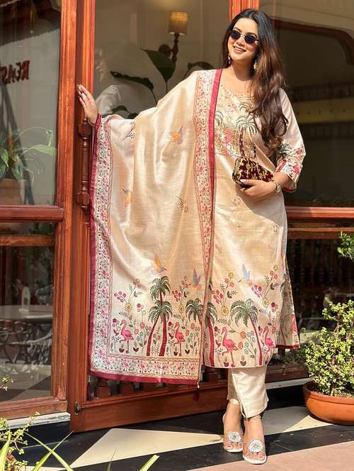 Women Printed Three Quarter Sleeve Kurta Pant With Dupatta Set