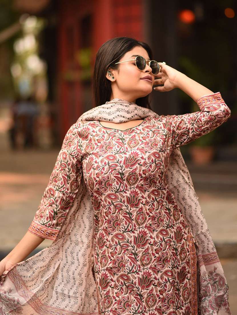 women floral three quarter sleeve kurta pant with dupatta set - 22322875 -  Standard Image - 3