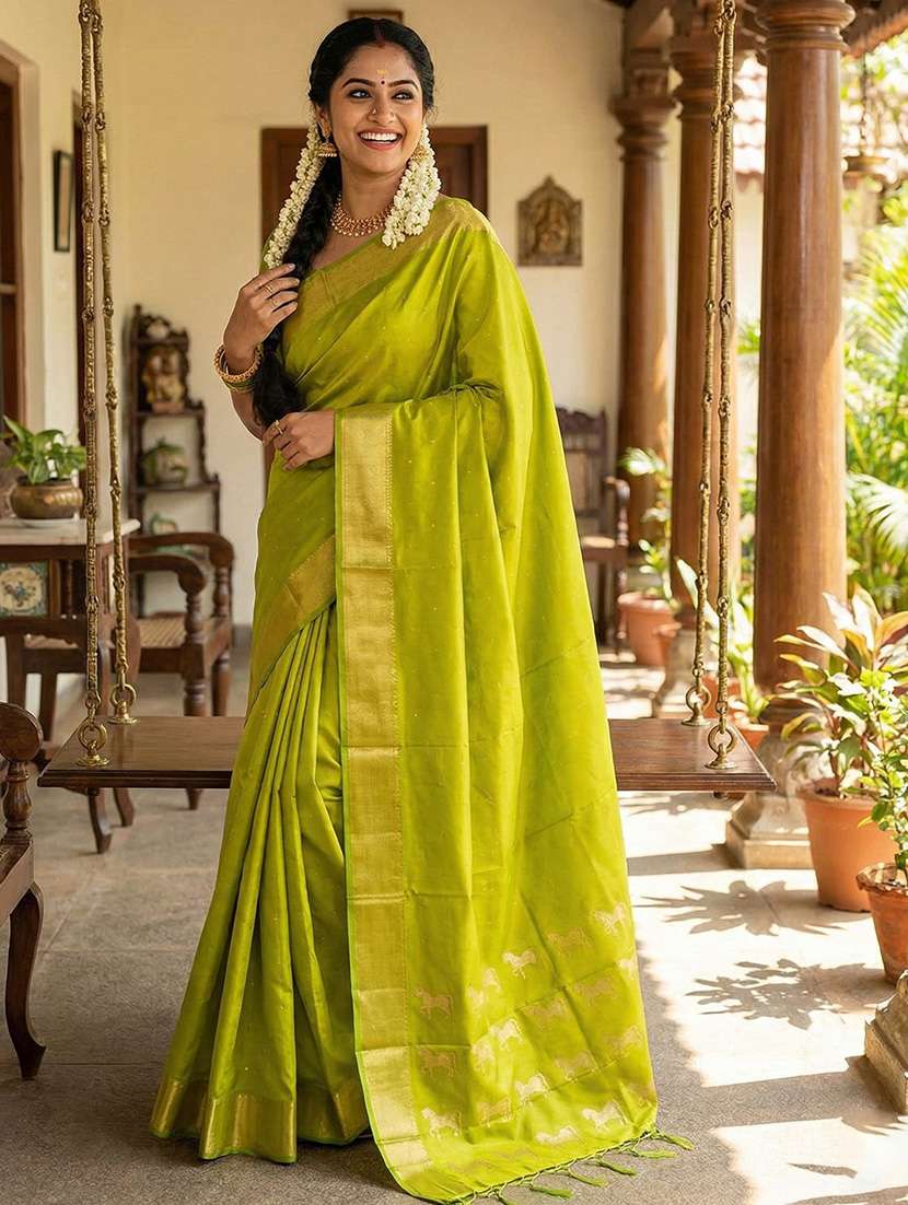 women self design bordered saree with blouse