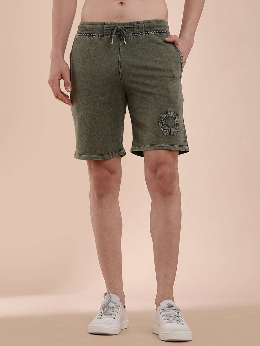 men solid mid rise regular fit shorts