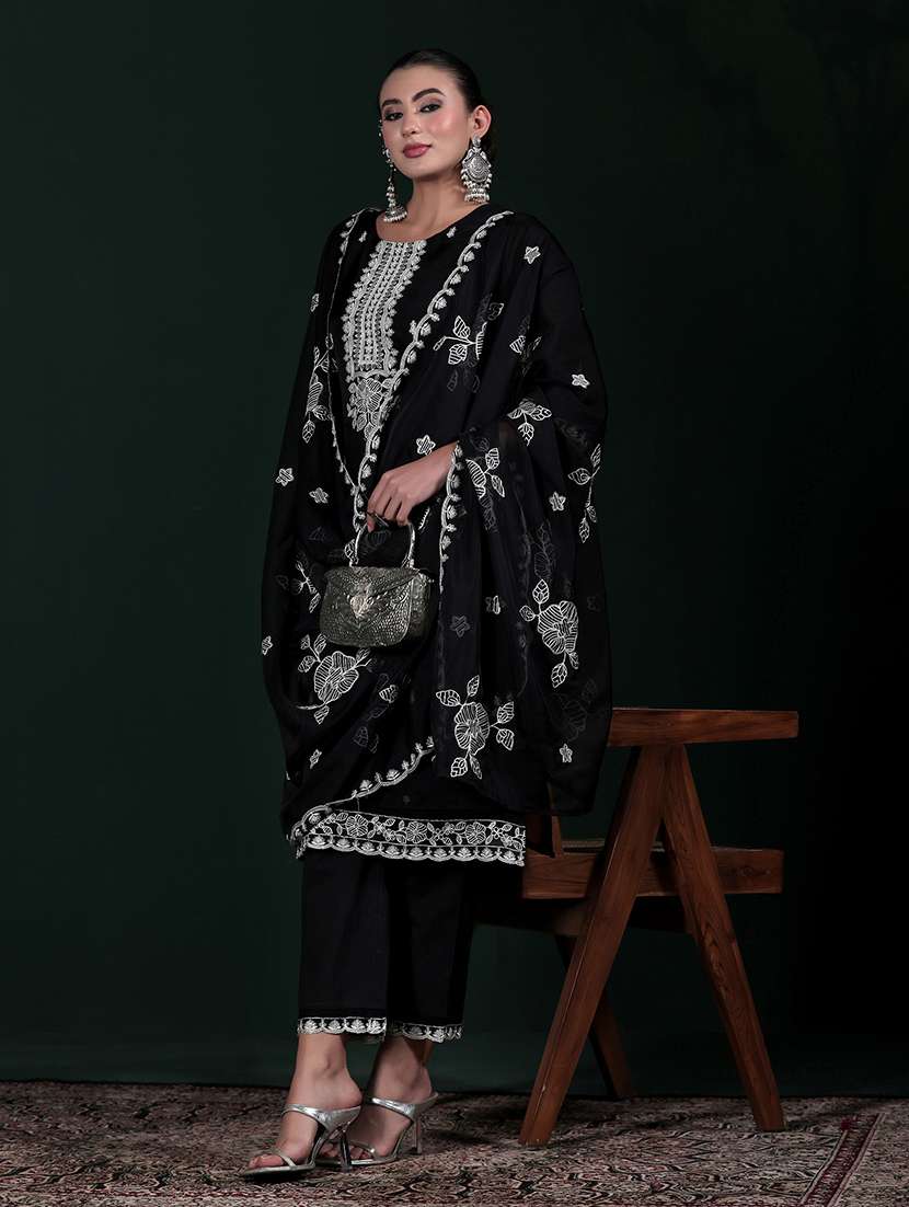 women black suit set - 22324125 -  Standard Image - 5
