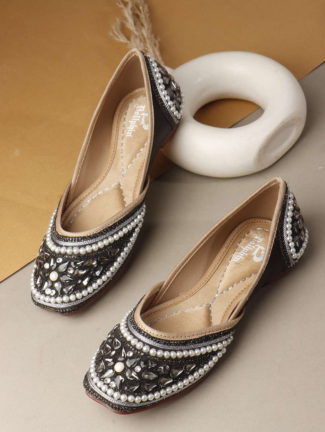 women embroidered slip on mojari