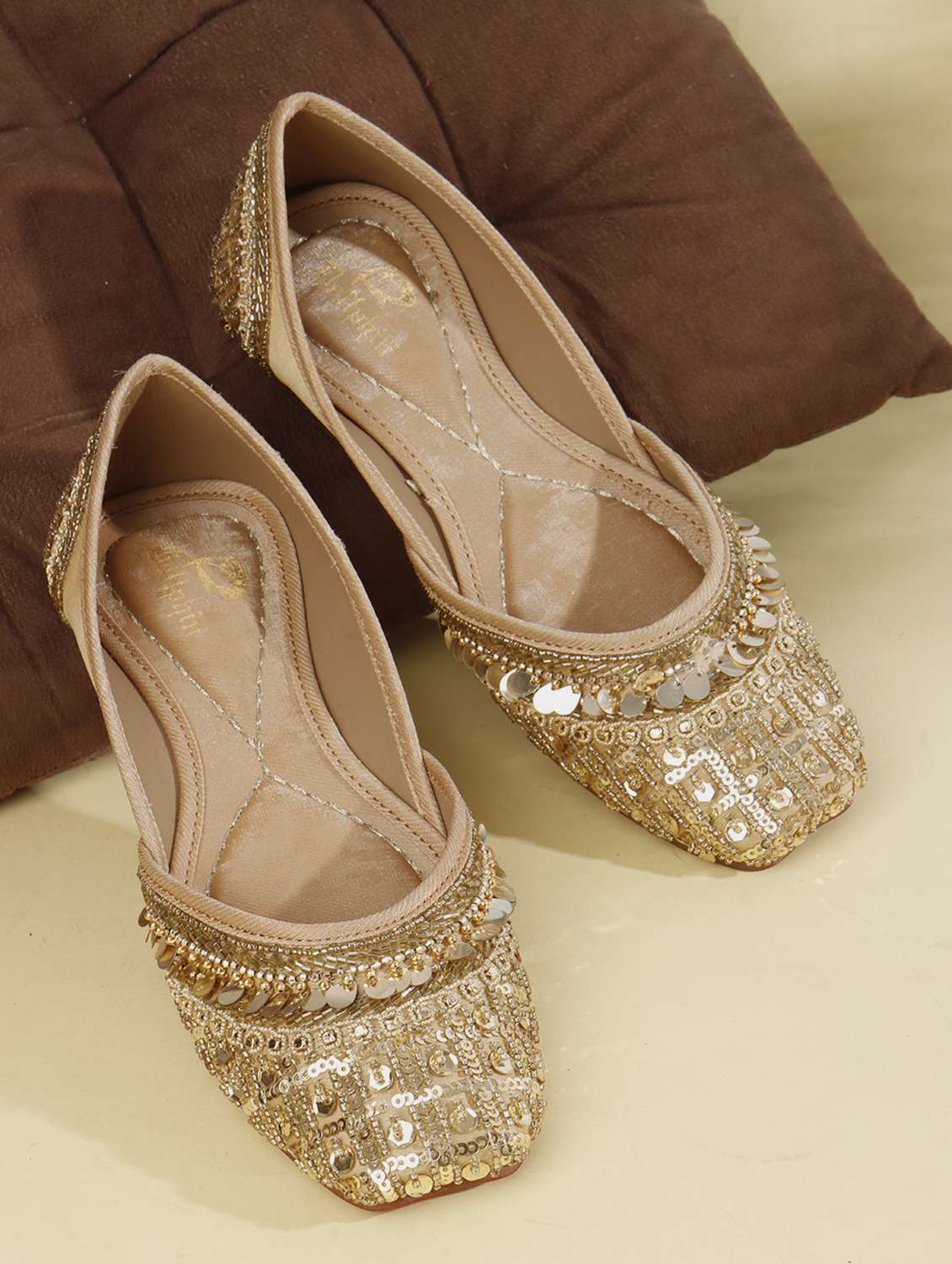 women embroidered slip on mojari