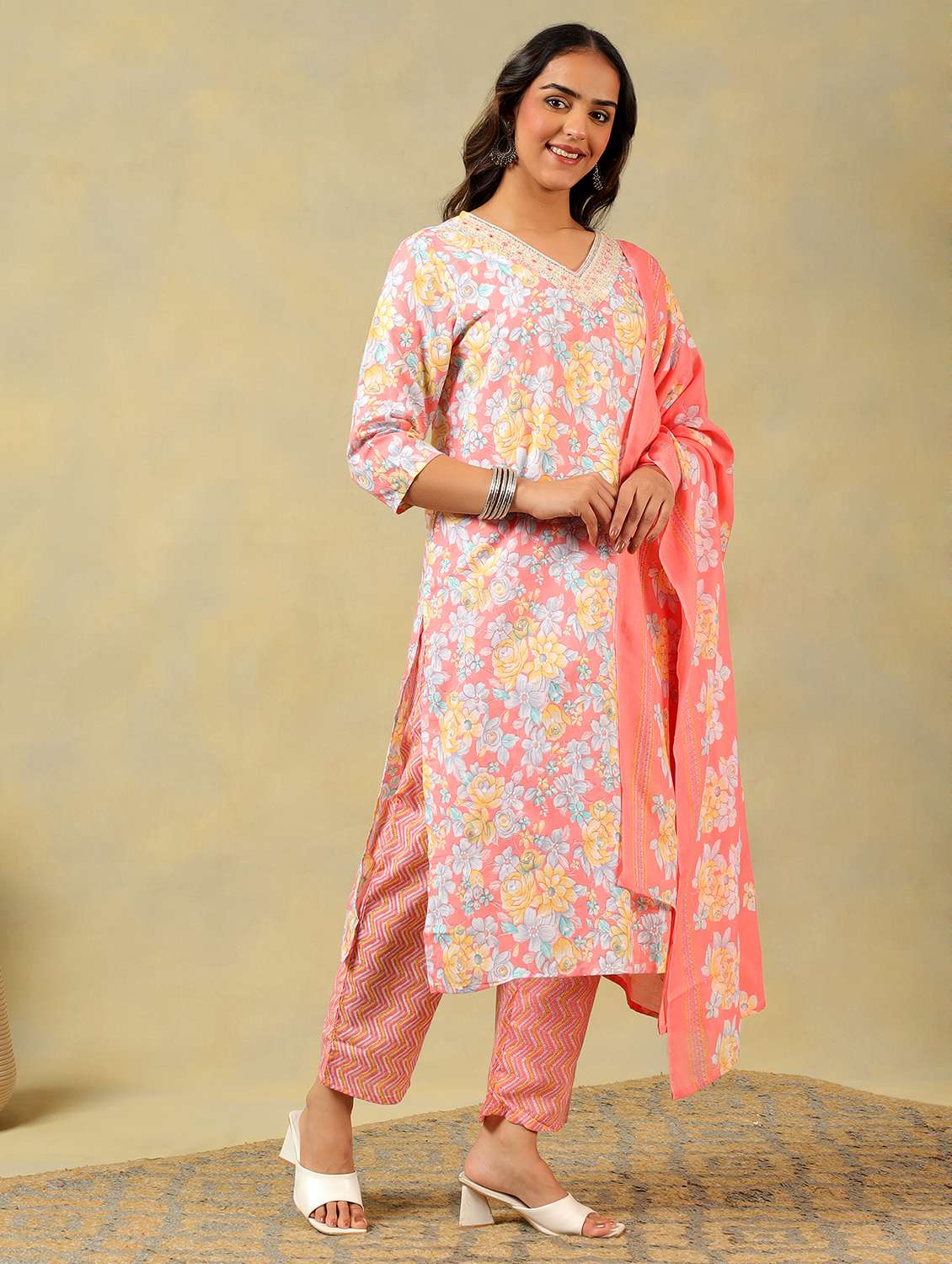 women floral v neck kurta pant with dupatta set - 22326614 -  Standard Image - 3