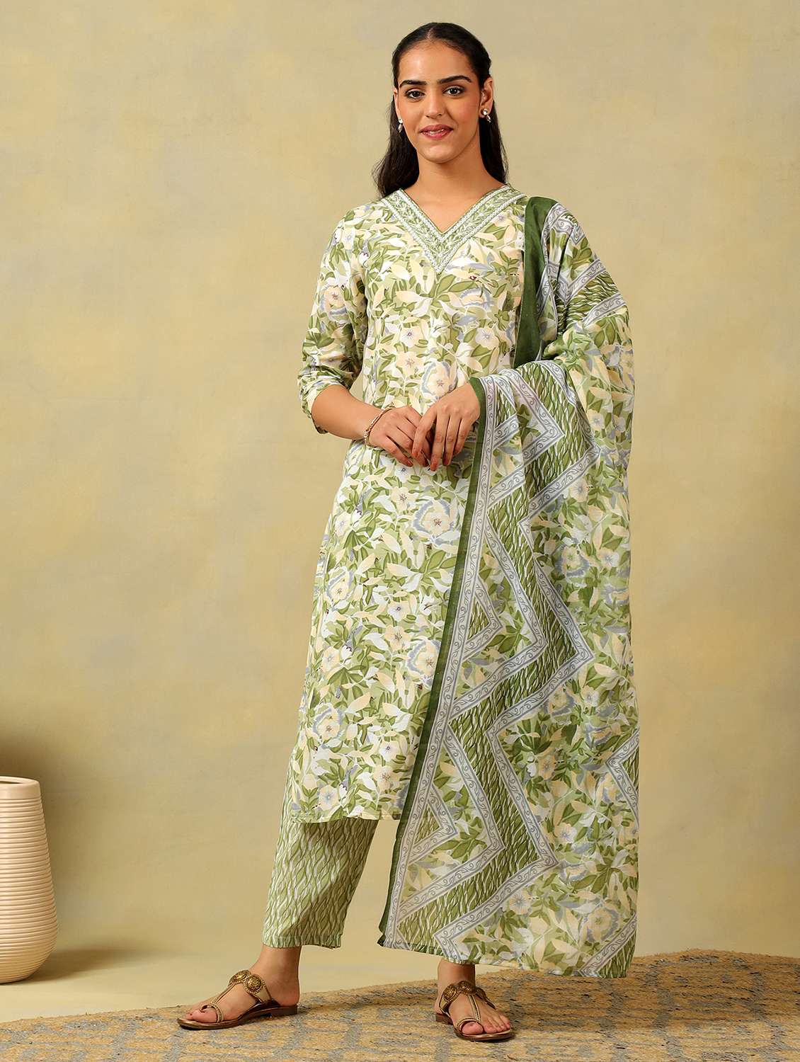women floral v neck kurta pant with dupatta set