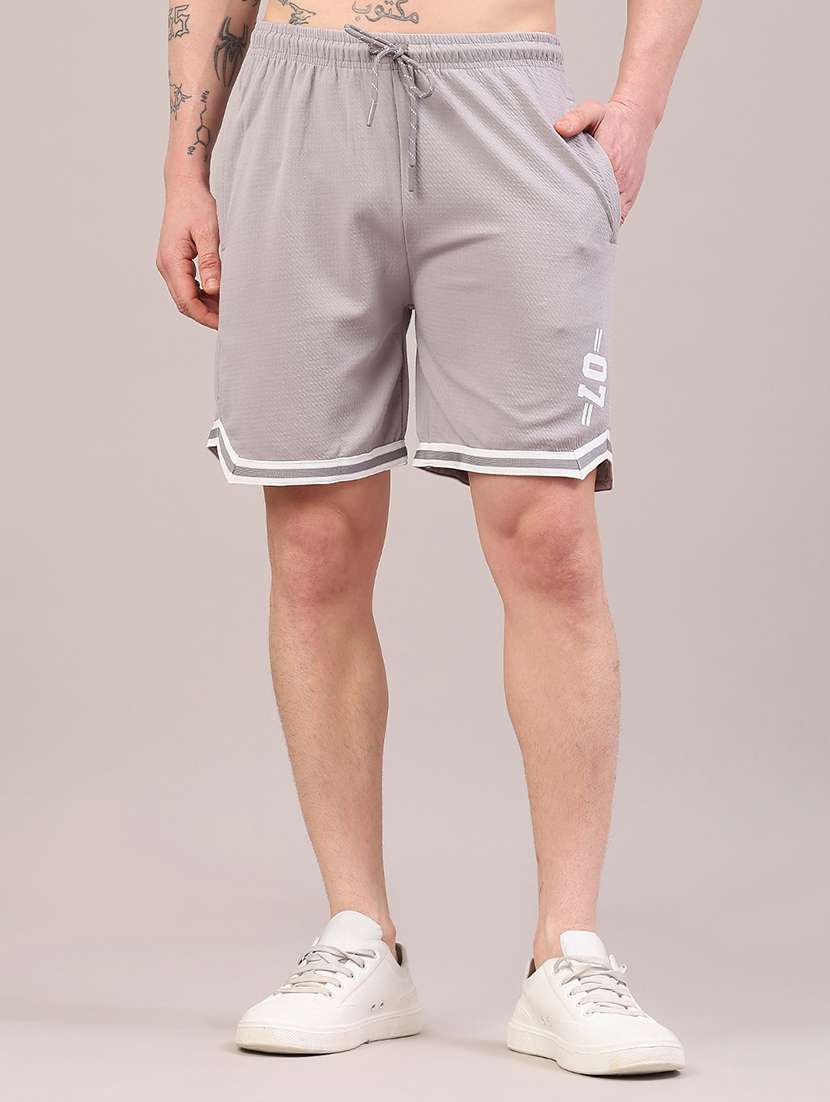 men solid mid rise regular fit shorts