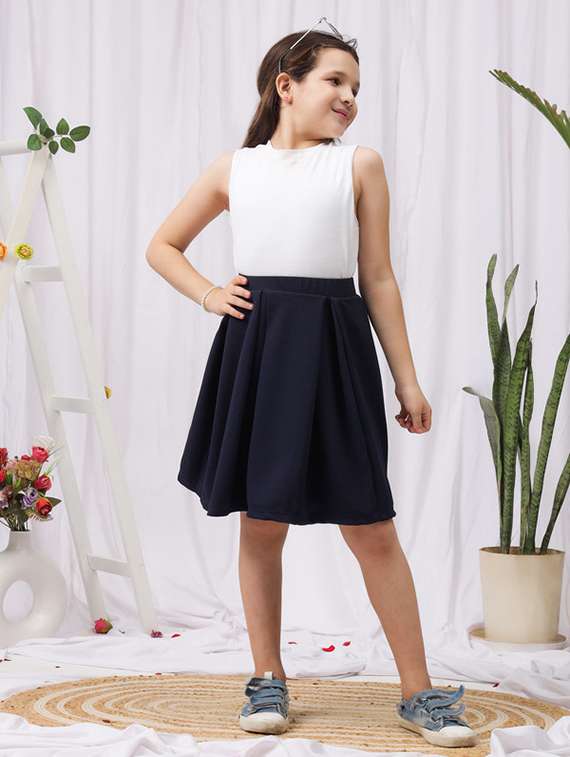 girls solid mid rise pleated skirt