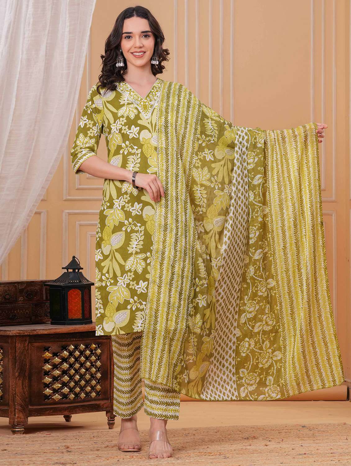 women printed v neck kurta pant with dupatta set