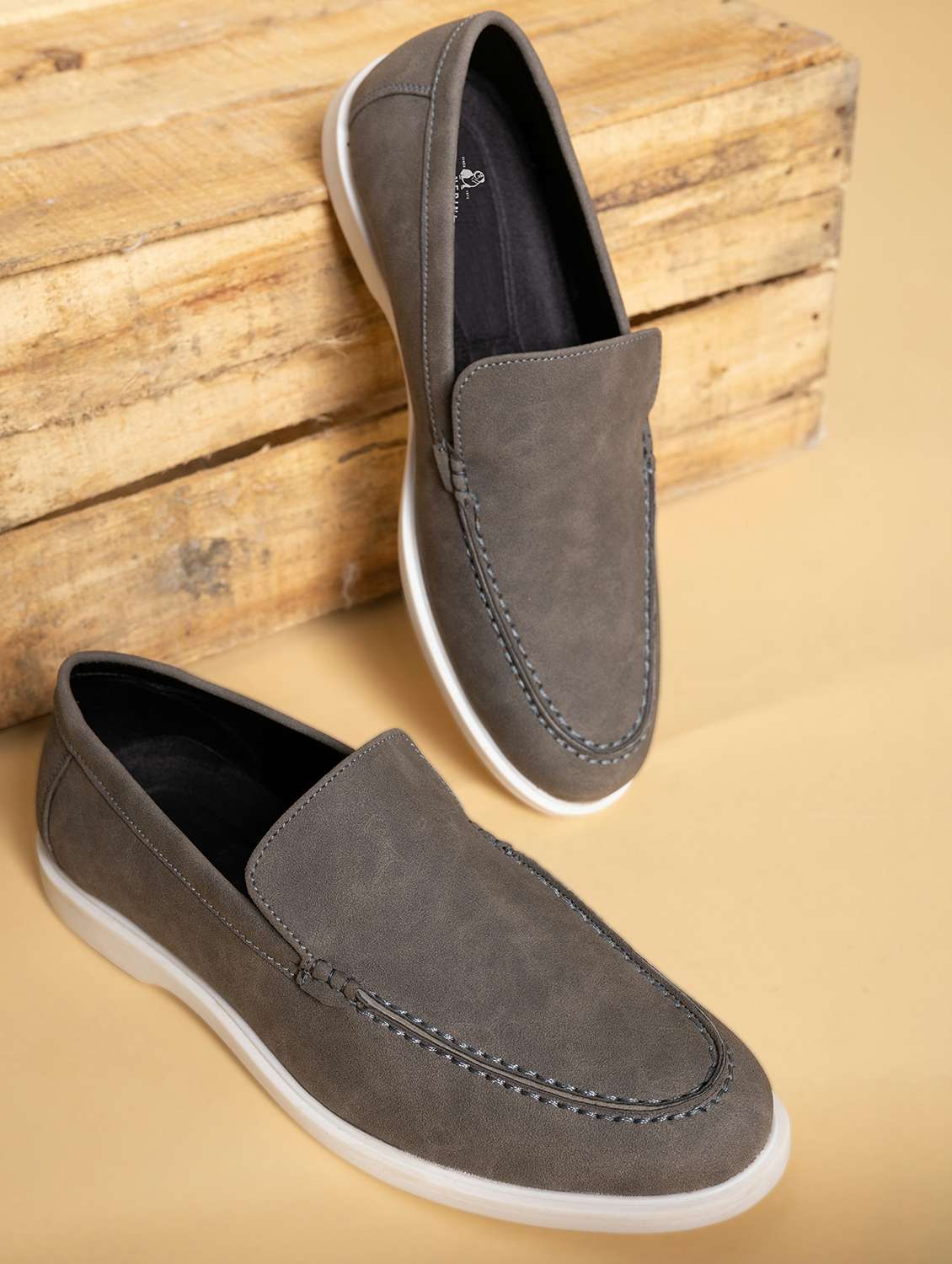 men solid slip on loafer