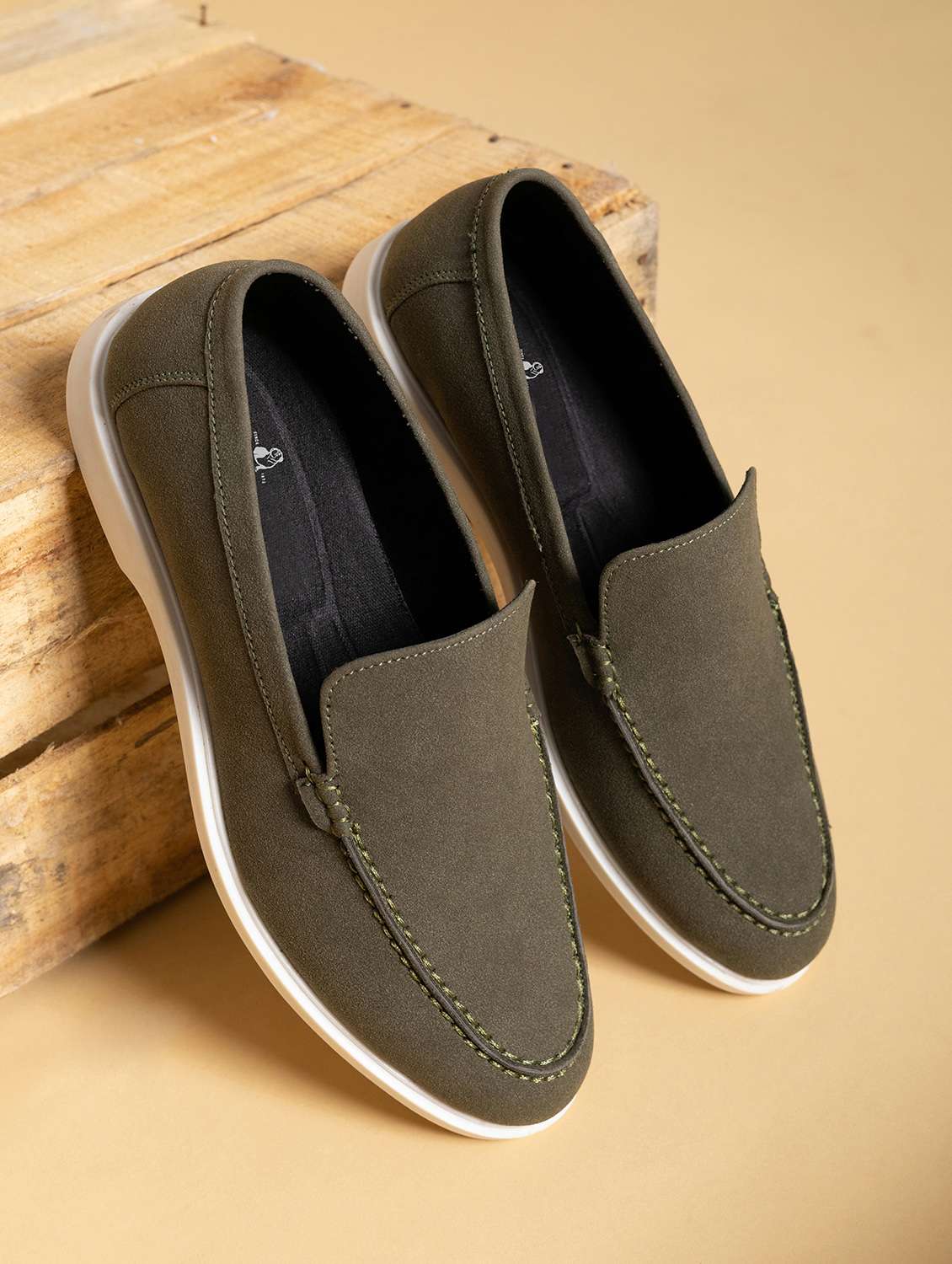 men solid slip on loafer