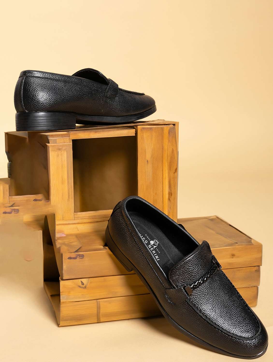 men solid slip on loafer