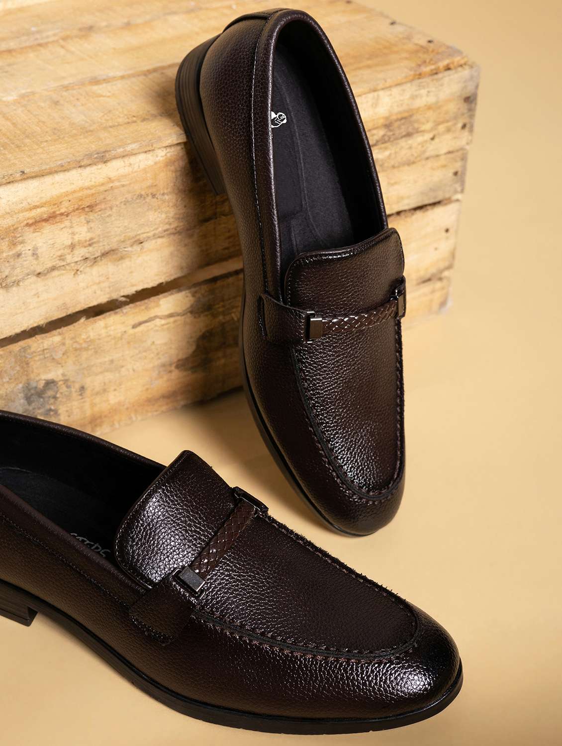 men solid slip on loafer