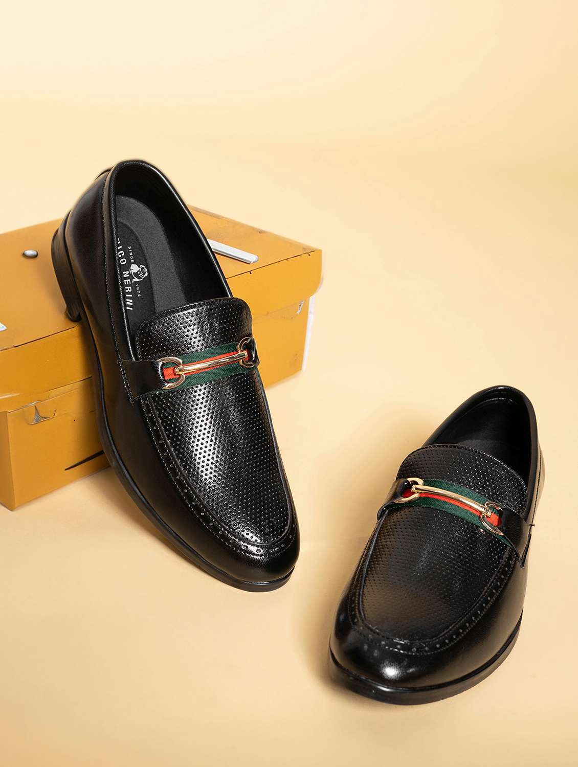 men solid slip on loafer