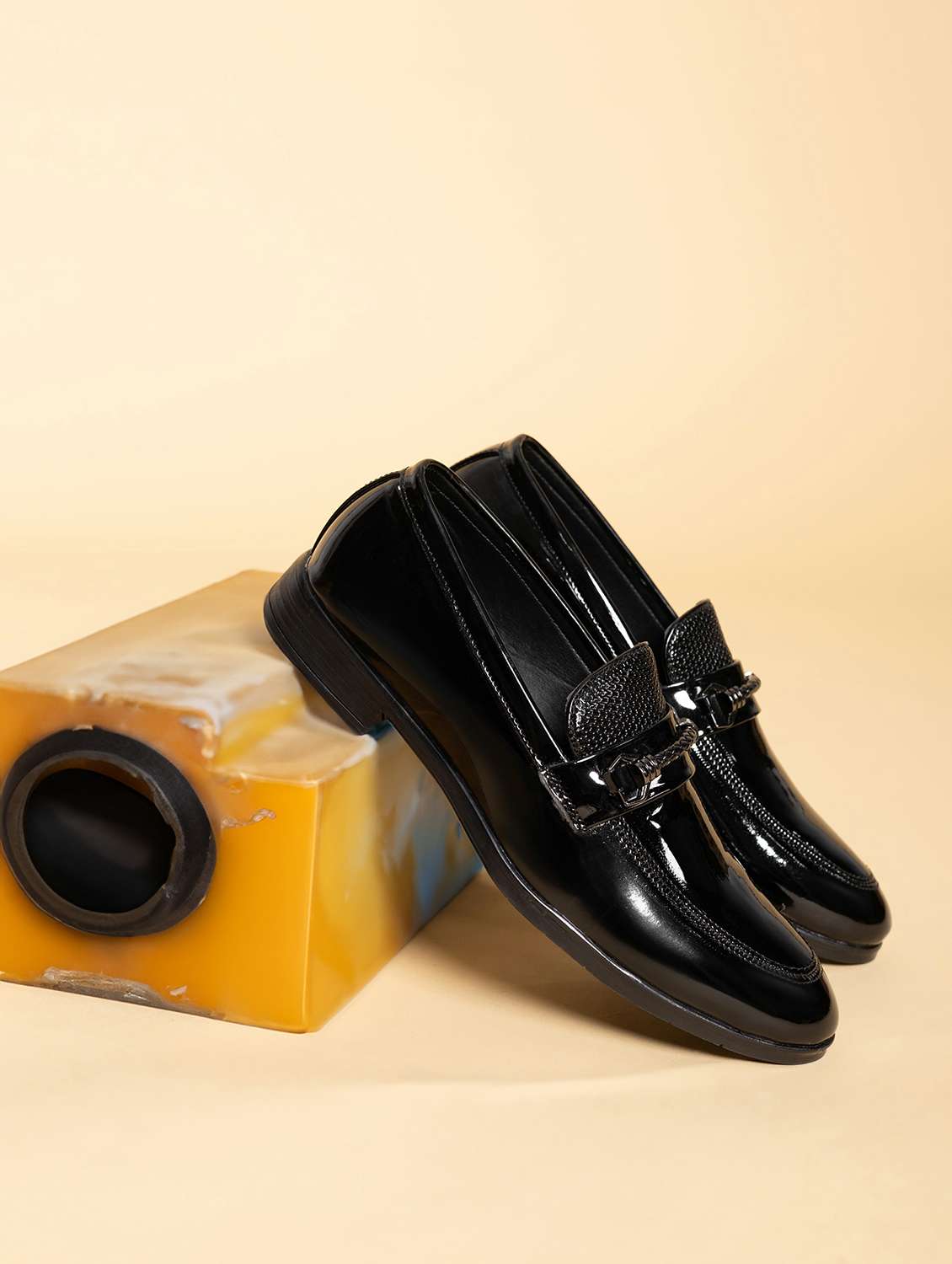 men solid slip on loafer