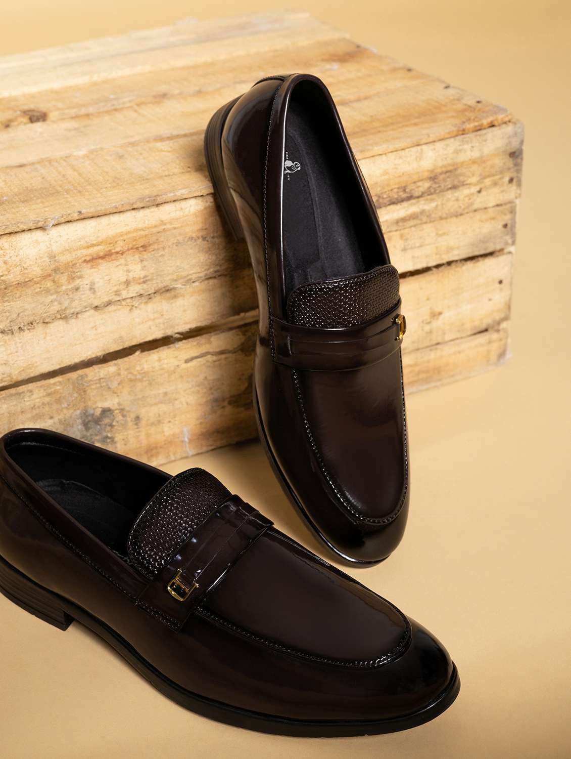 men solid slip on loafer