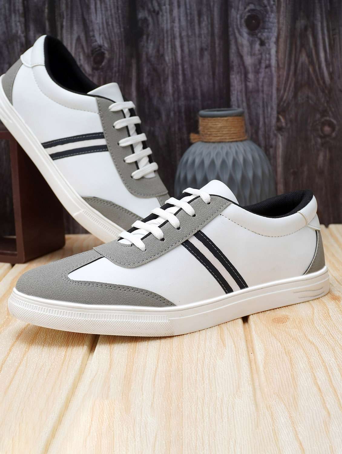 men white lace-up sneaker