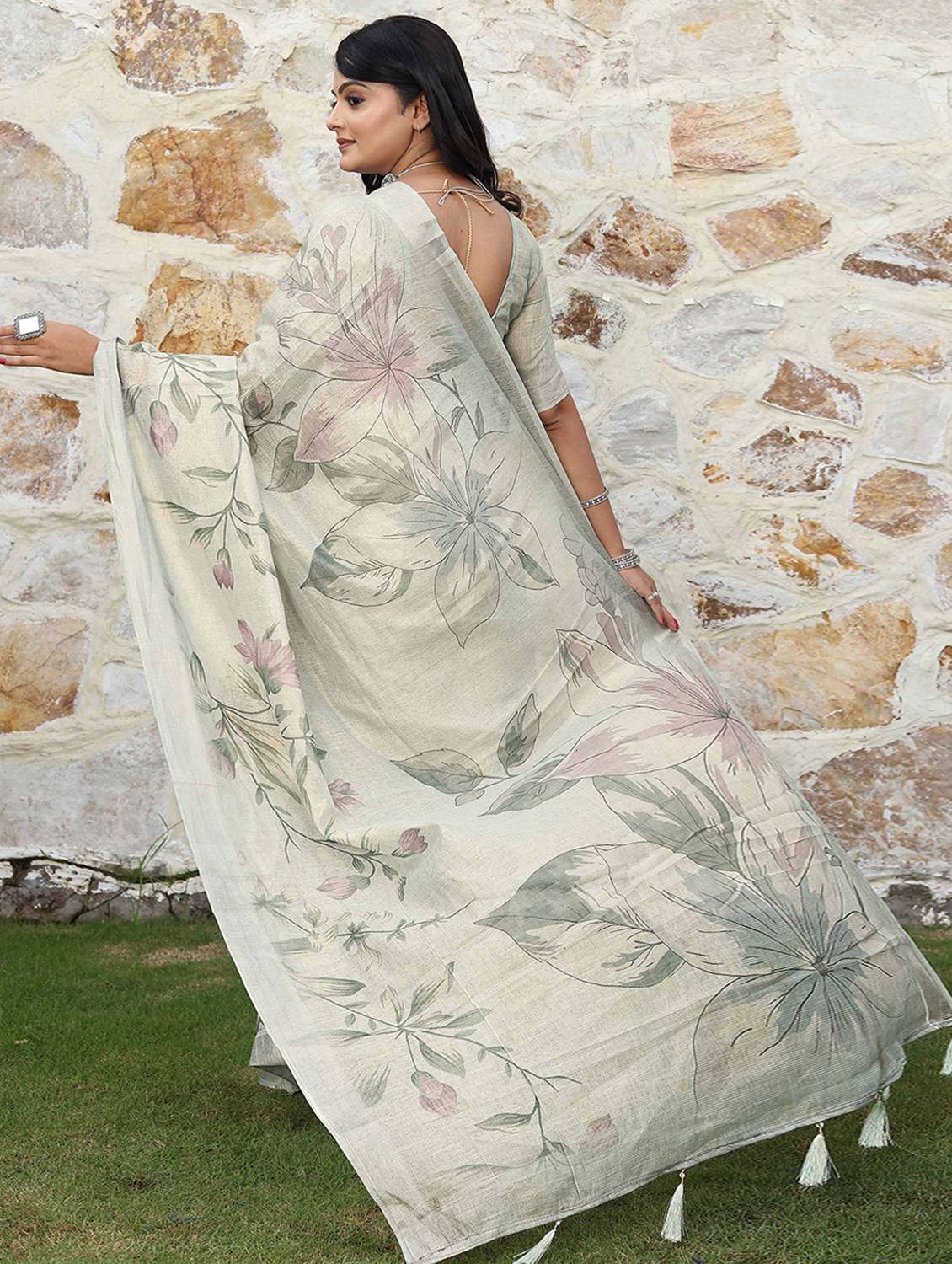 women floral printed handloom saree with blouse - 22339452 -  Standard Image - 3