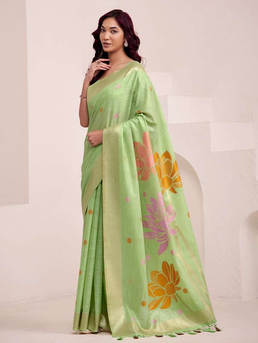 women self design bordered saree with blouse