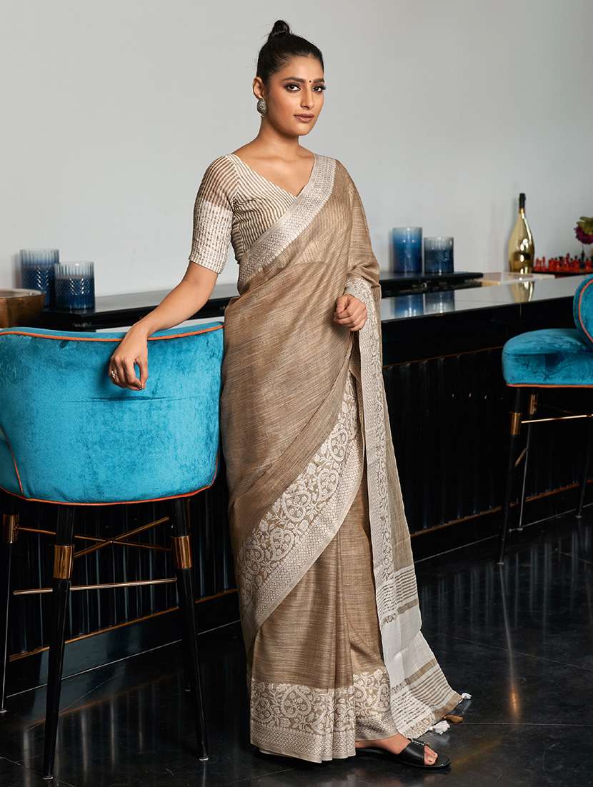 women self design bordered saree with blouse
