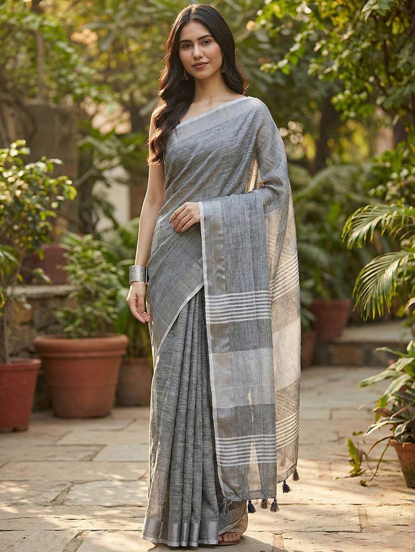 women self design bordered saree with blouse