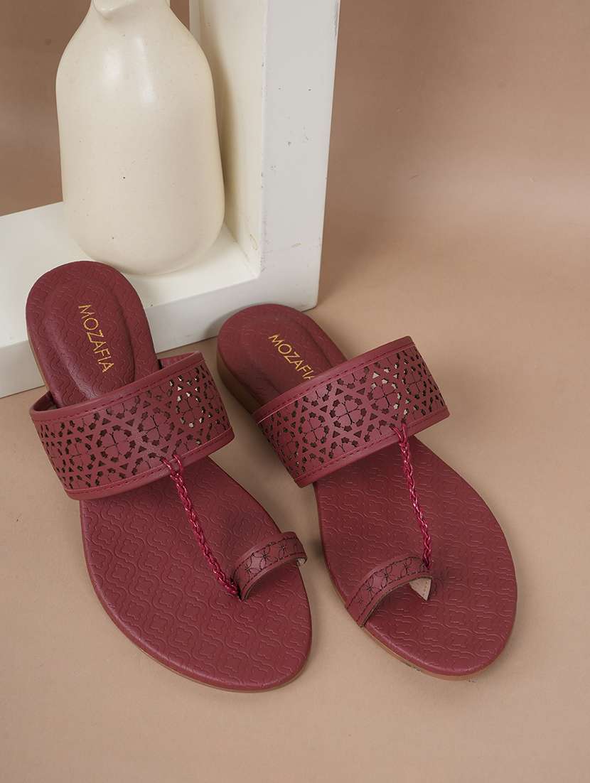 women solid one toe flat sandal