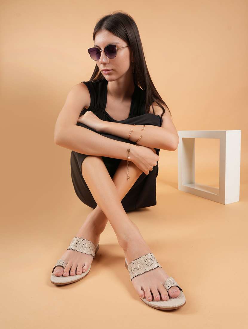 women solid one toe flat sandal - 22341450 -  Standard Image - 3