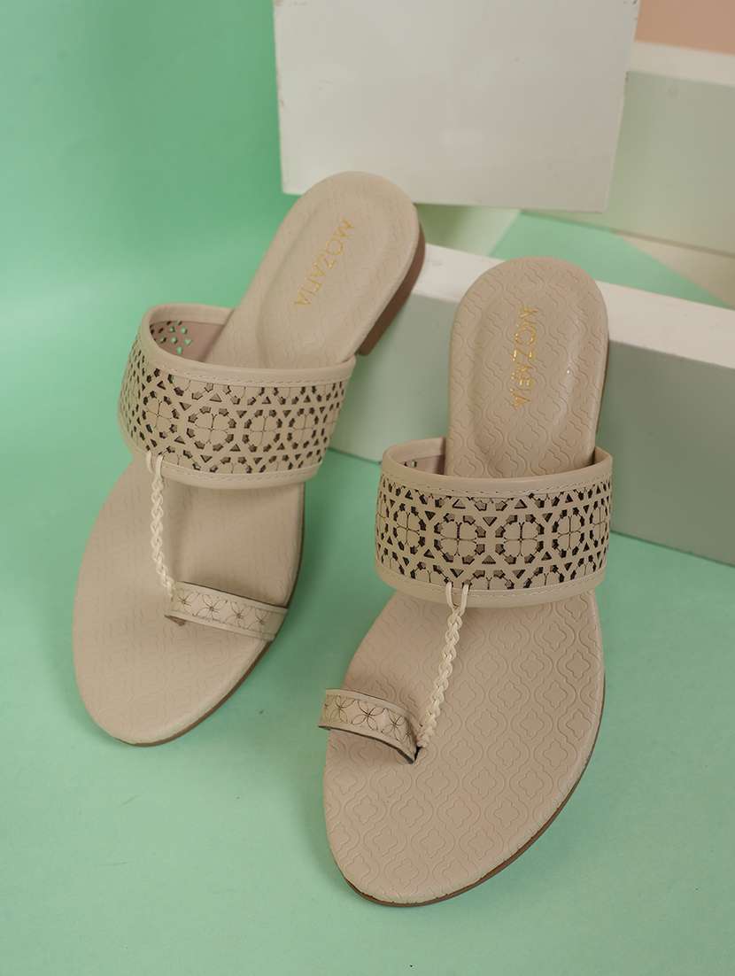 women solid one toe flat sandal