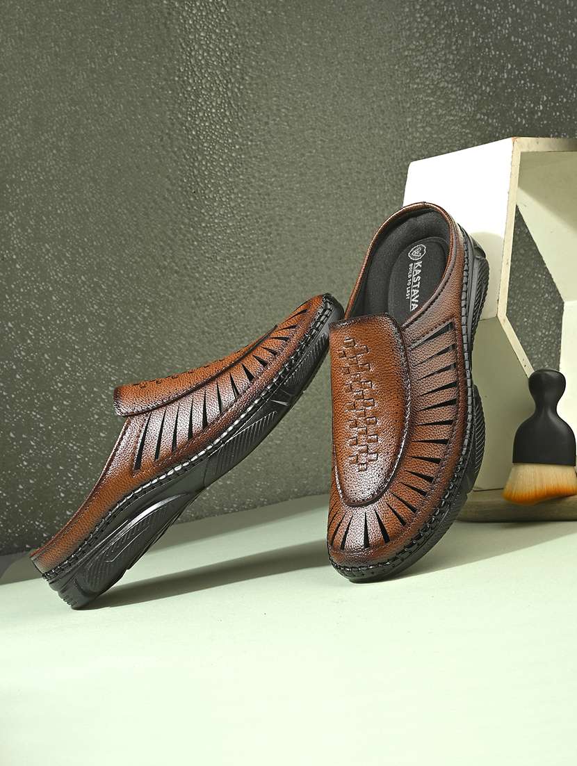 men textured slip on sandal