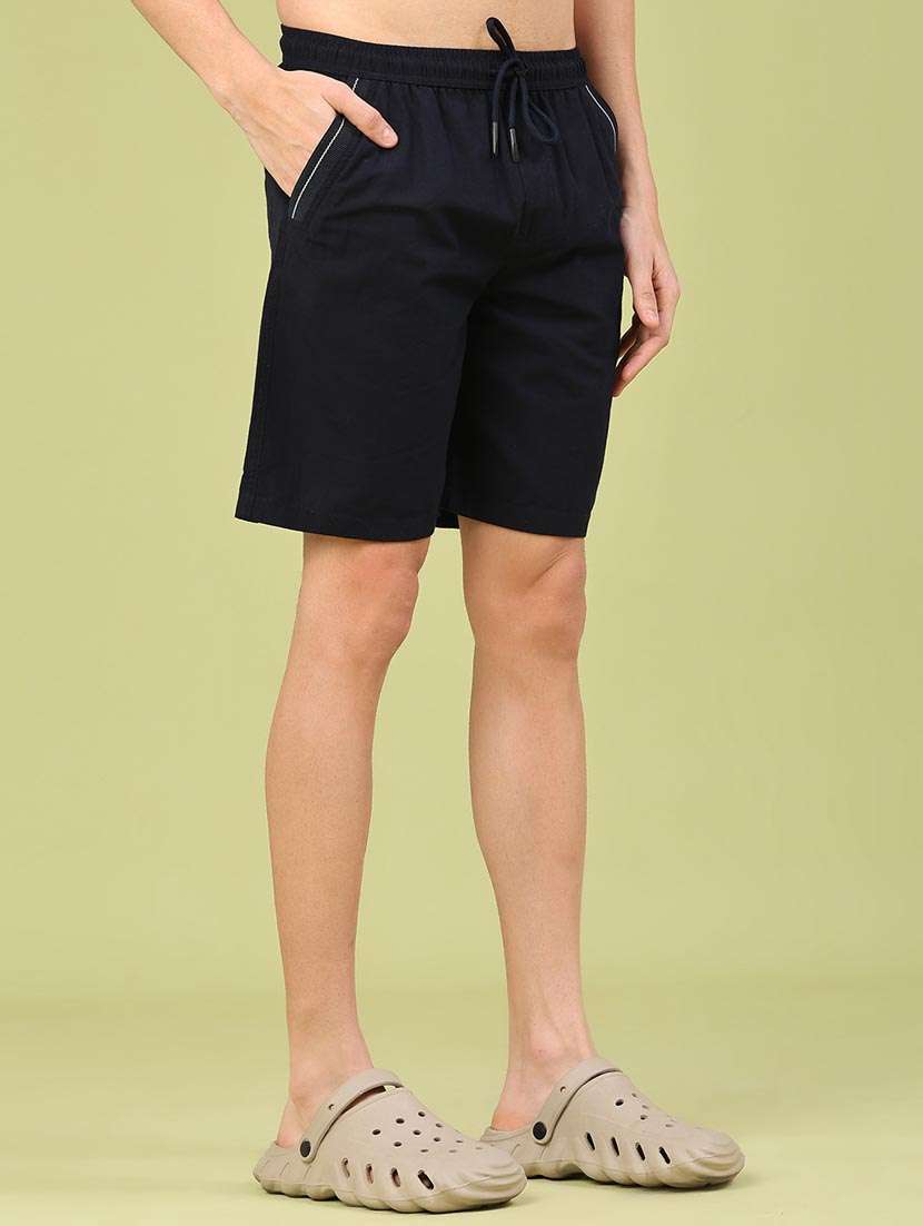 men solid mid rise regular fit shorts