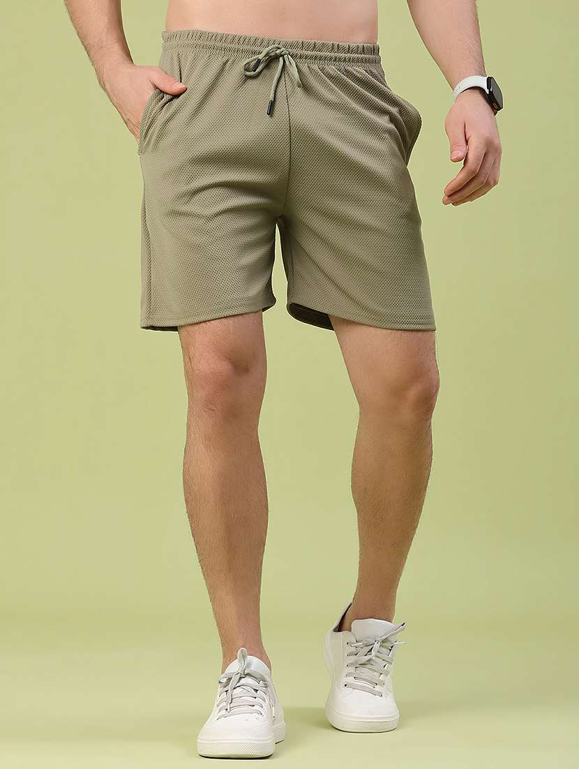 men textured mid rise slim fit shorts
