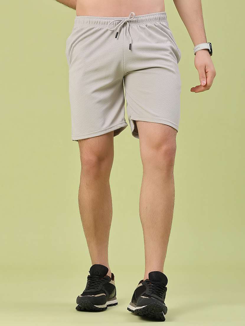 men textured mid rise slim fit shorts