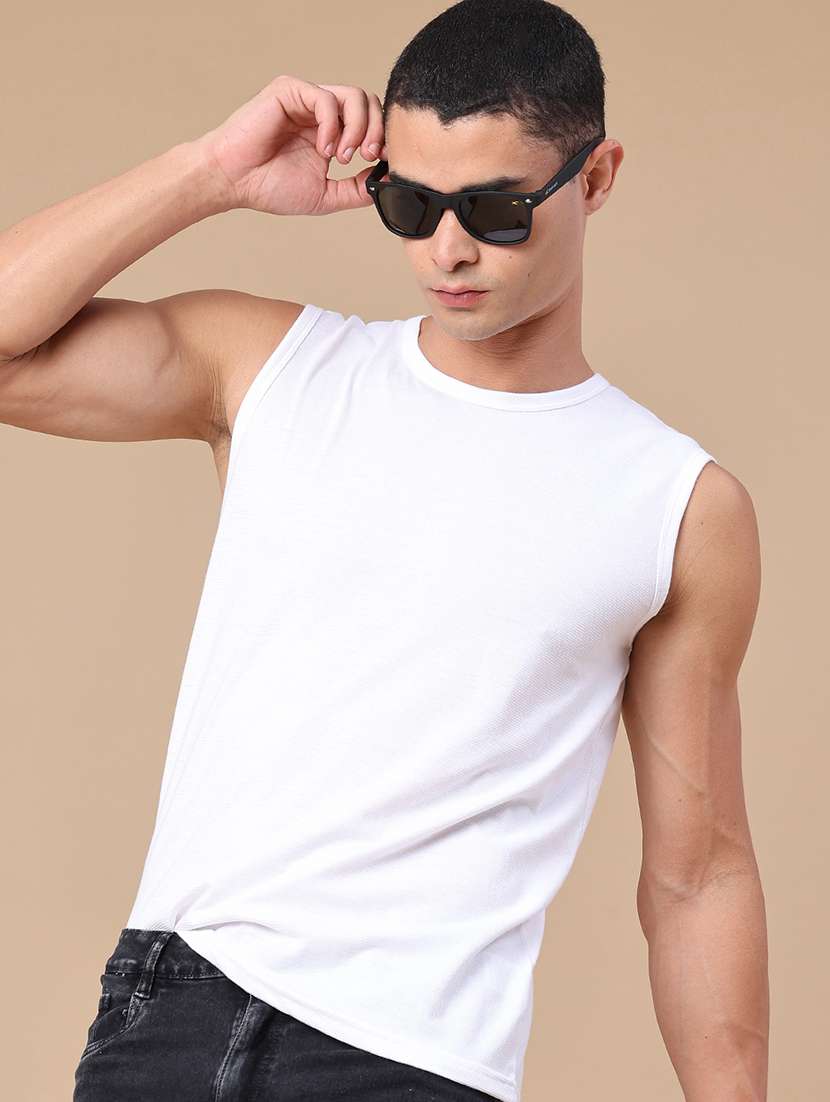 men solid sleeveless vest