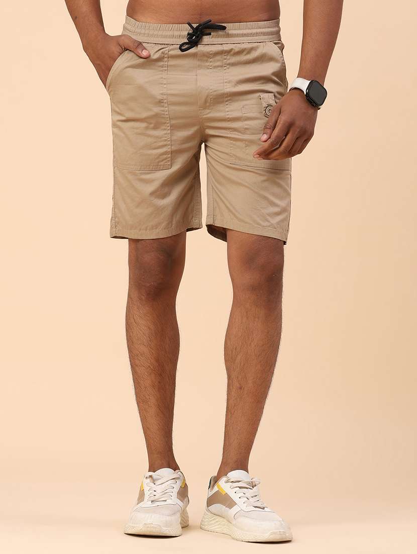 men solid mid rise regular fit shorts