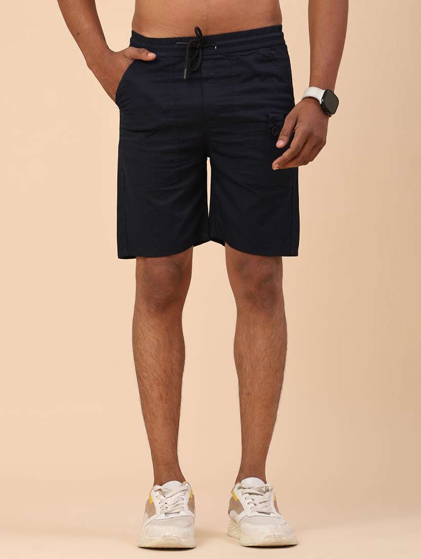 men solid mid rise regular fit shorts