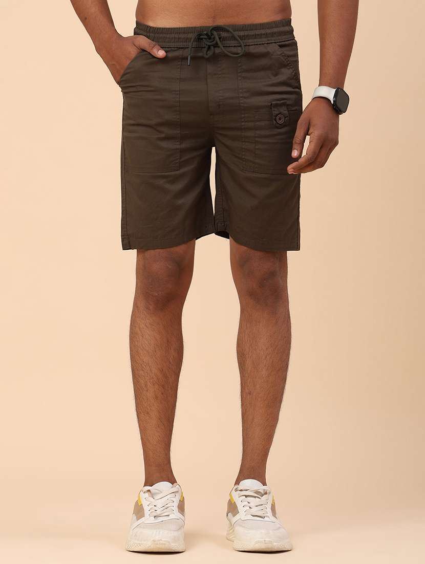 men solid mid rise regular fit shorts