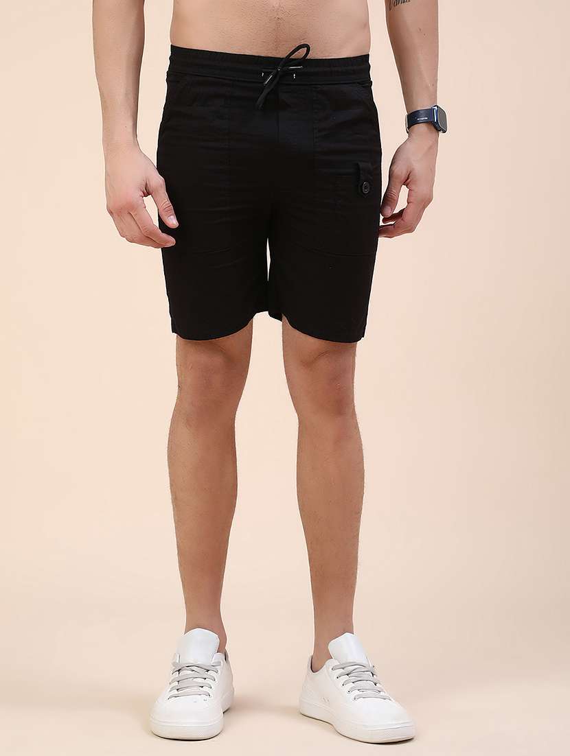 men solid mid rise regular fit shorts