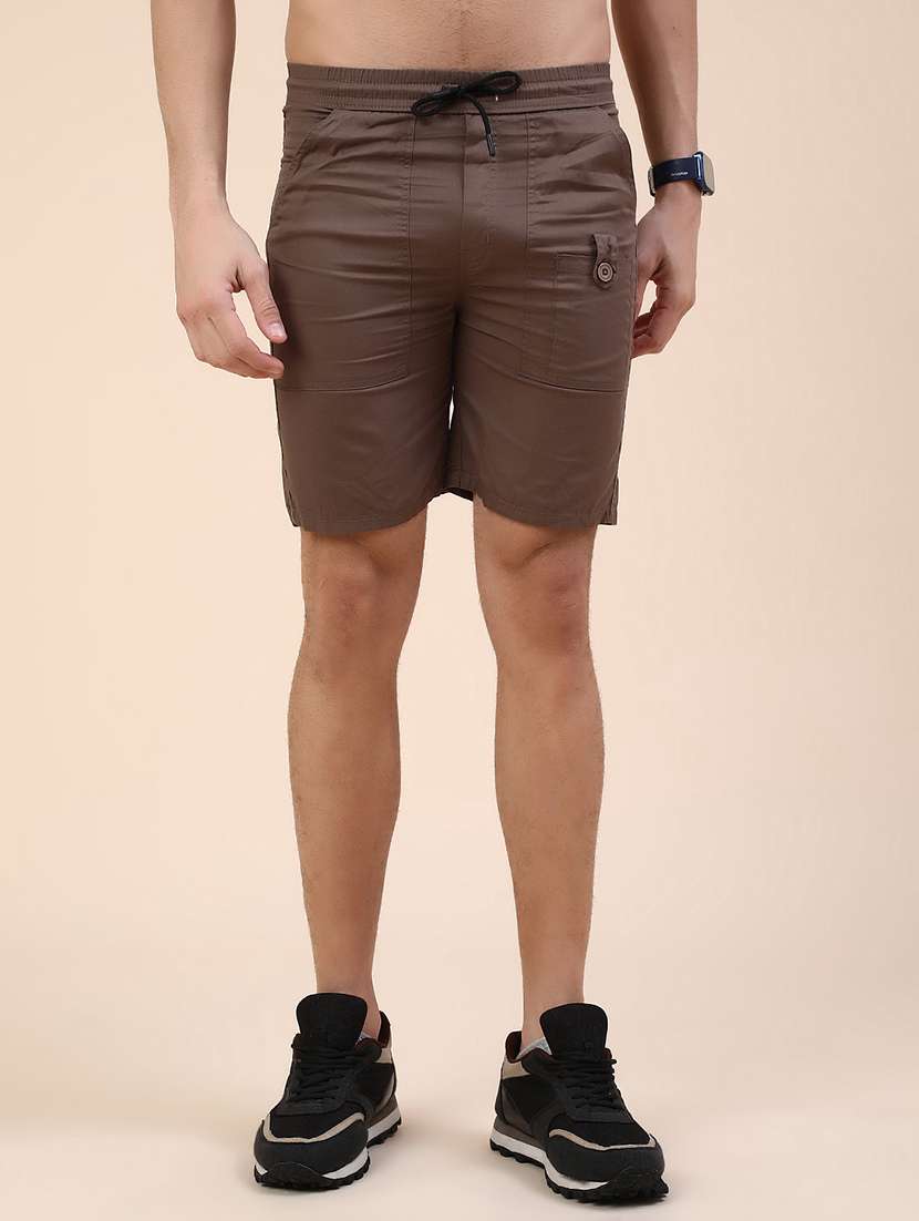 men solid mid rise slim fit short