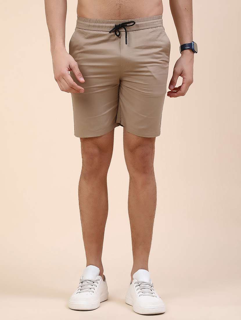 men solid mid rise slim fit short