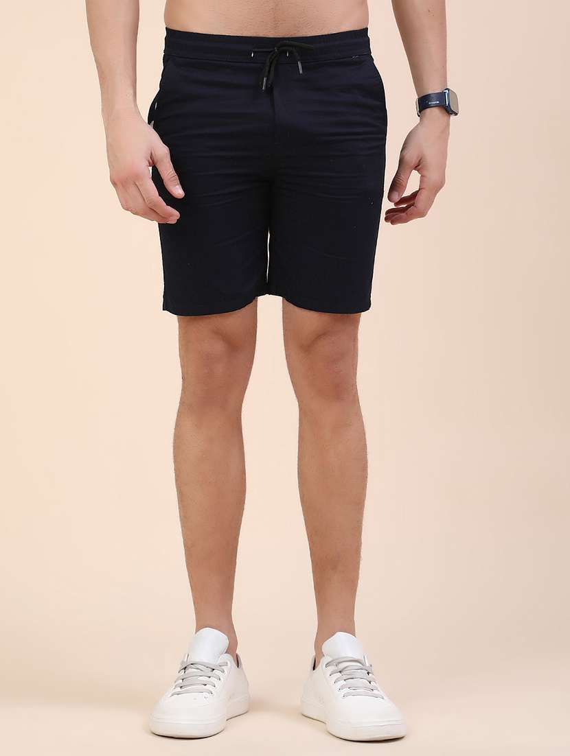 men solid mid rise slim fit short