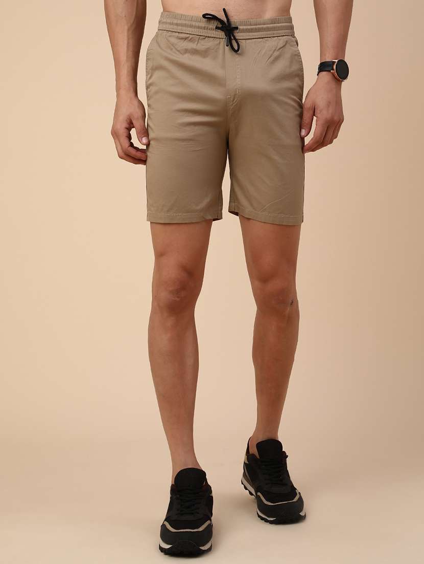 men solid mid rise slim fit short