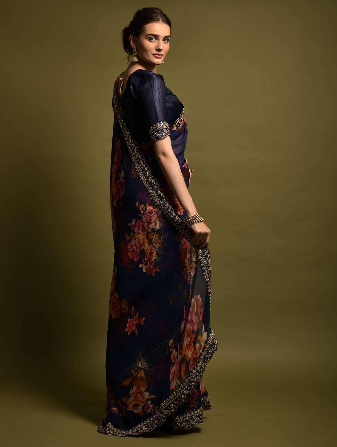 women floral printed bordered saree with blouse - 22361882 -  Standard Image - 3