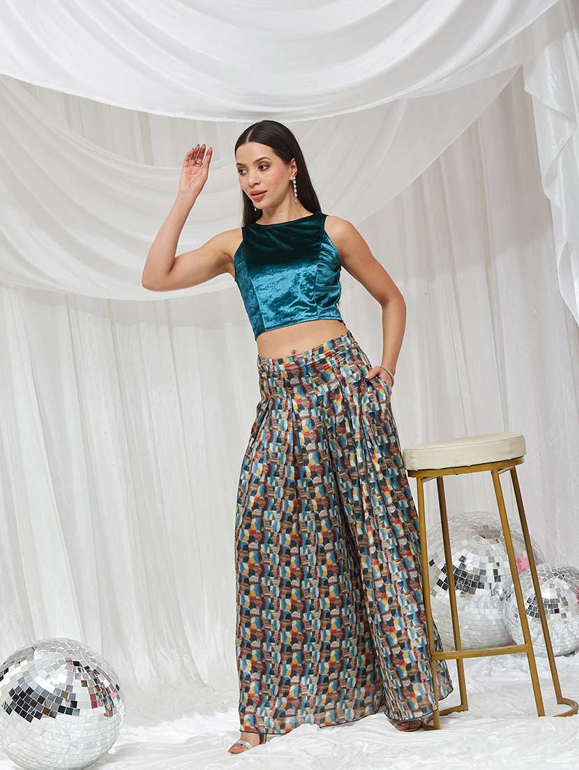 women solid sleeveless velvet crop top - 22363541 -  Standard Image - 3