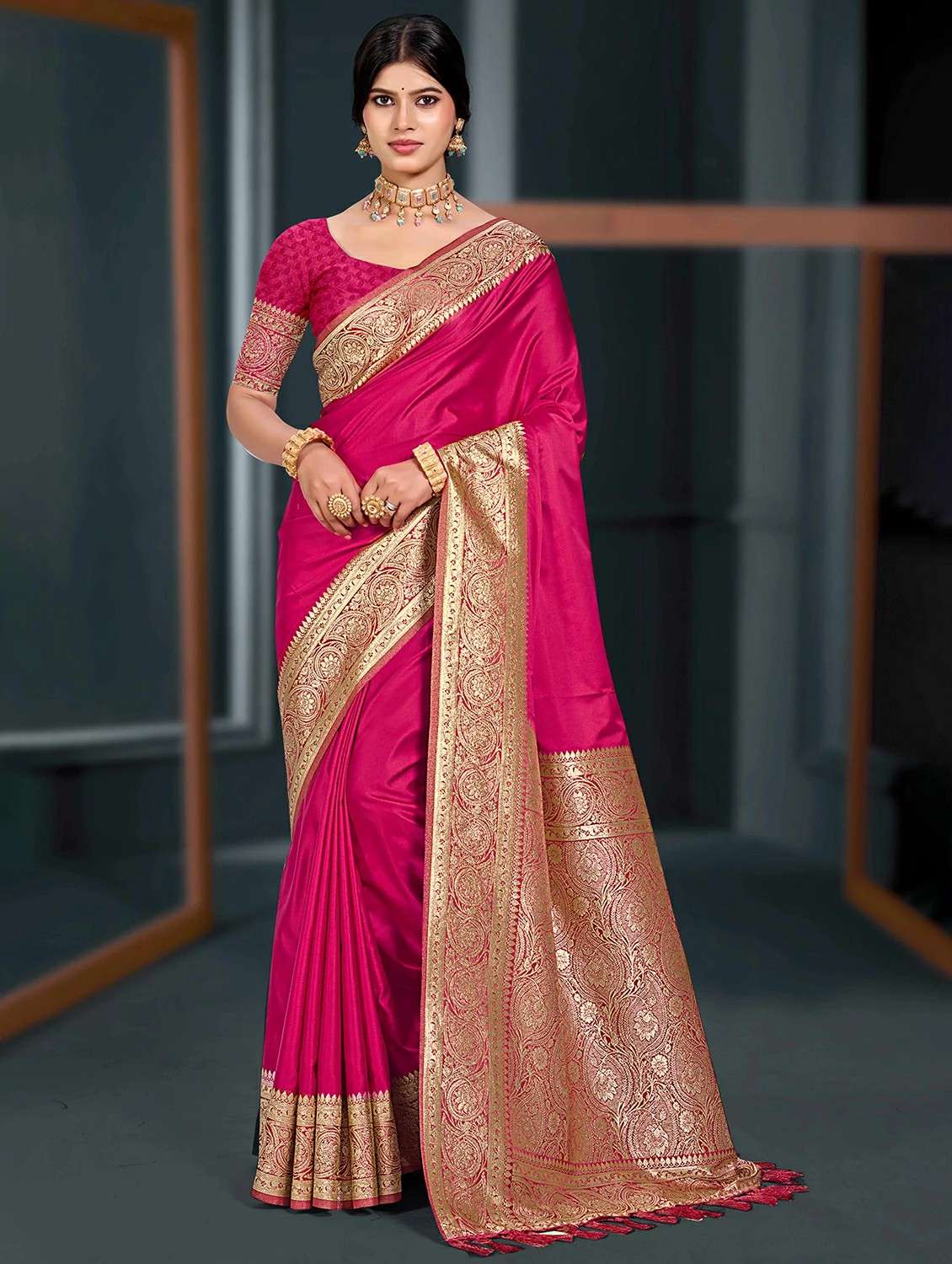 women solid with bordered saree with blouse
