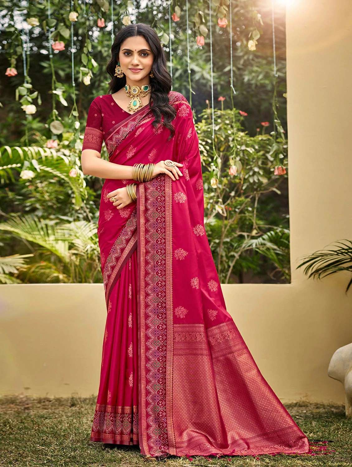 women self design banarasi saree with blouse