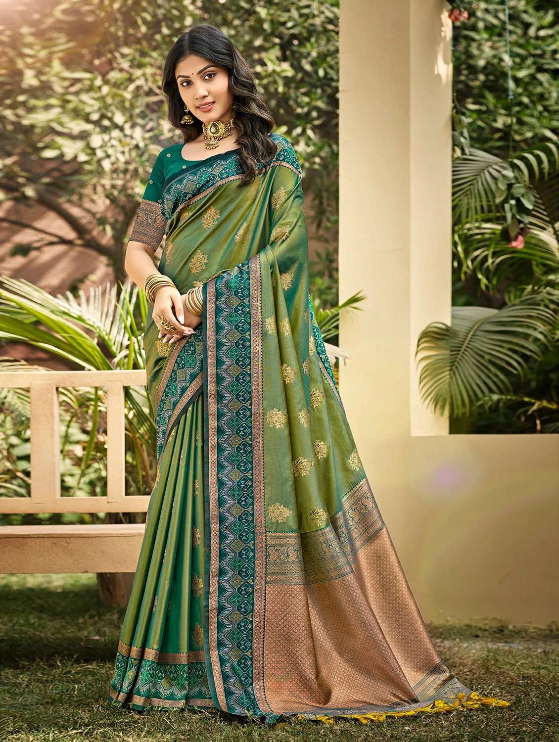 women self design banarasi saree with blouse
