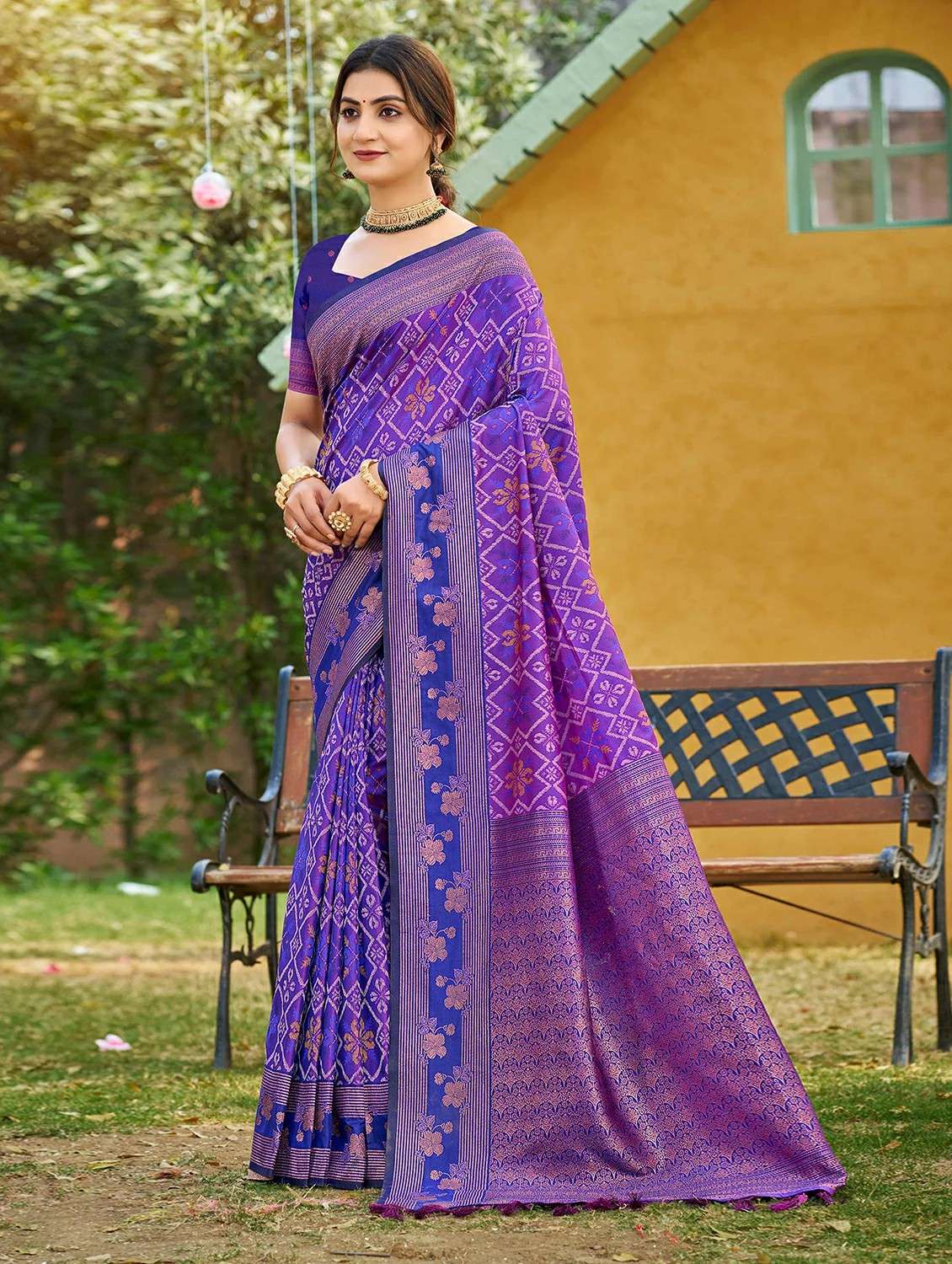 women self design banarasi saree with blouse