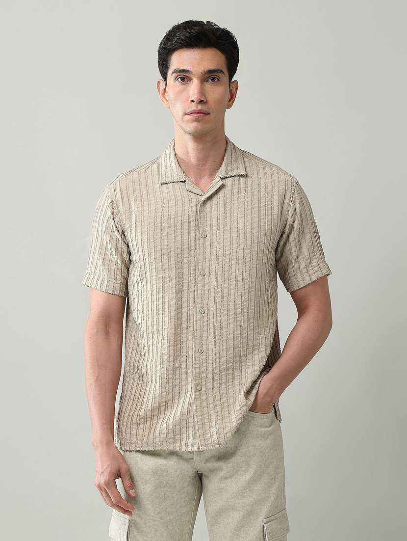 men textured collared short sleeve shirt