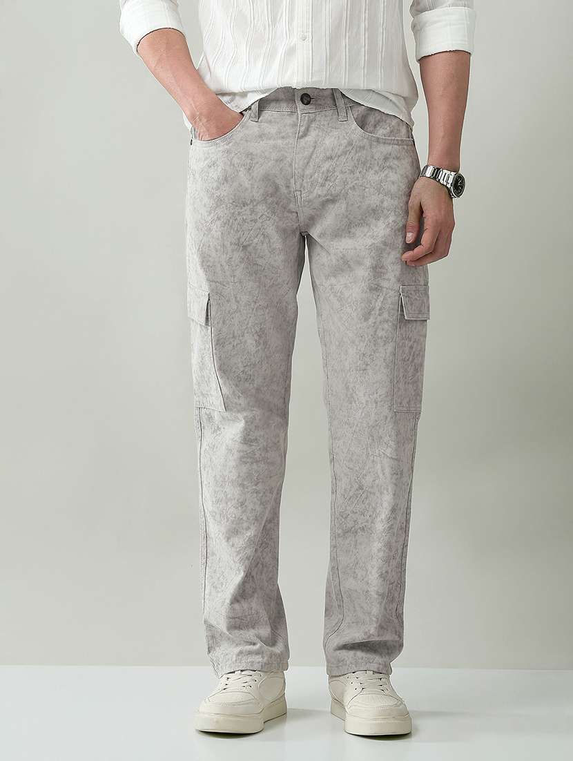 men printed mid rise regular fit cargo