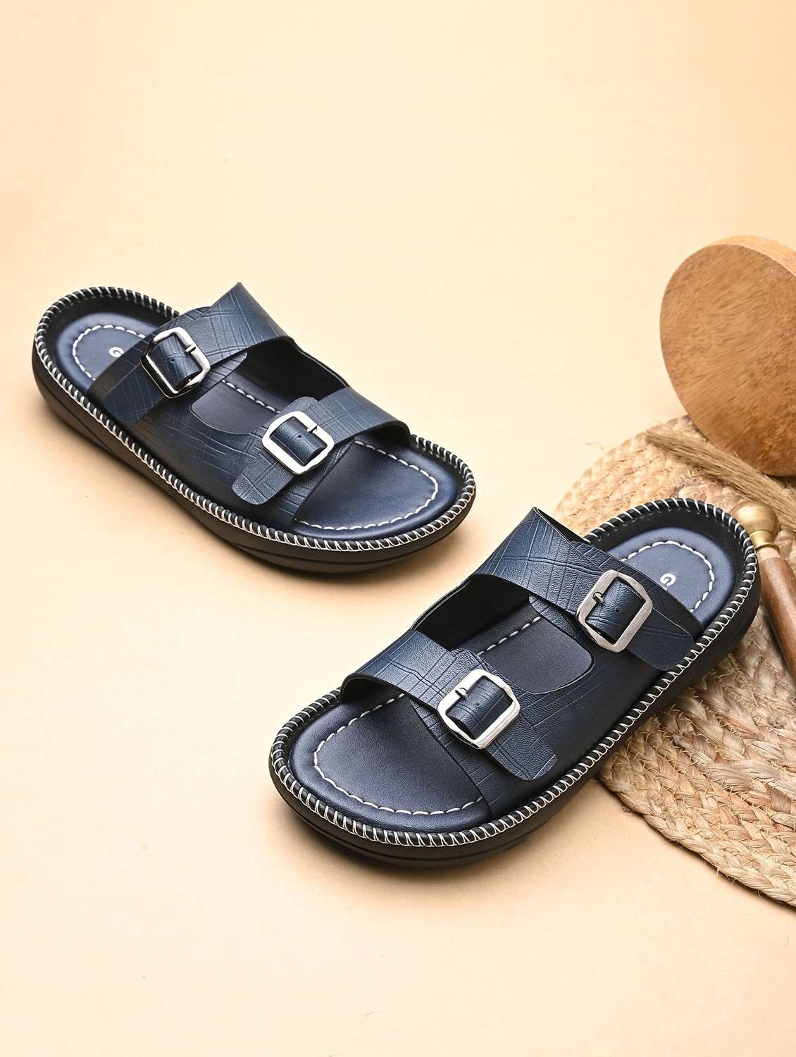 men textured slip on sandal