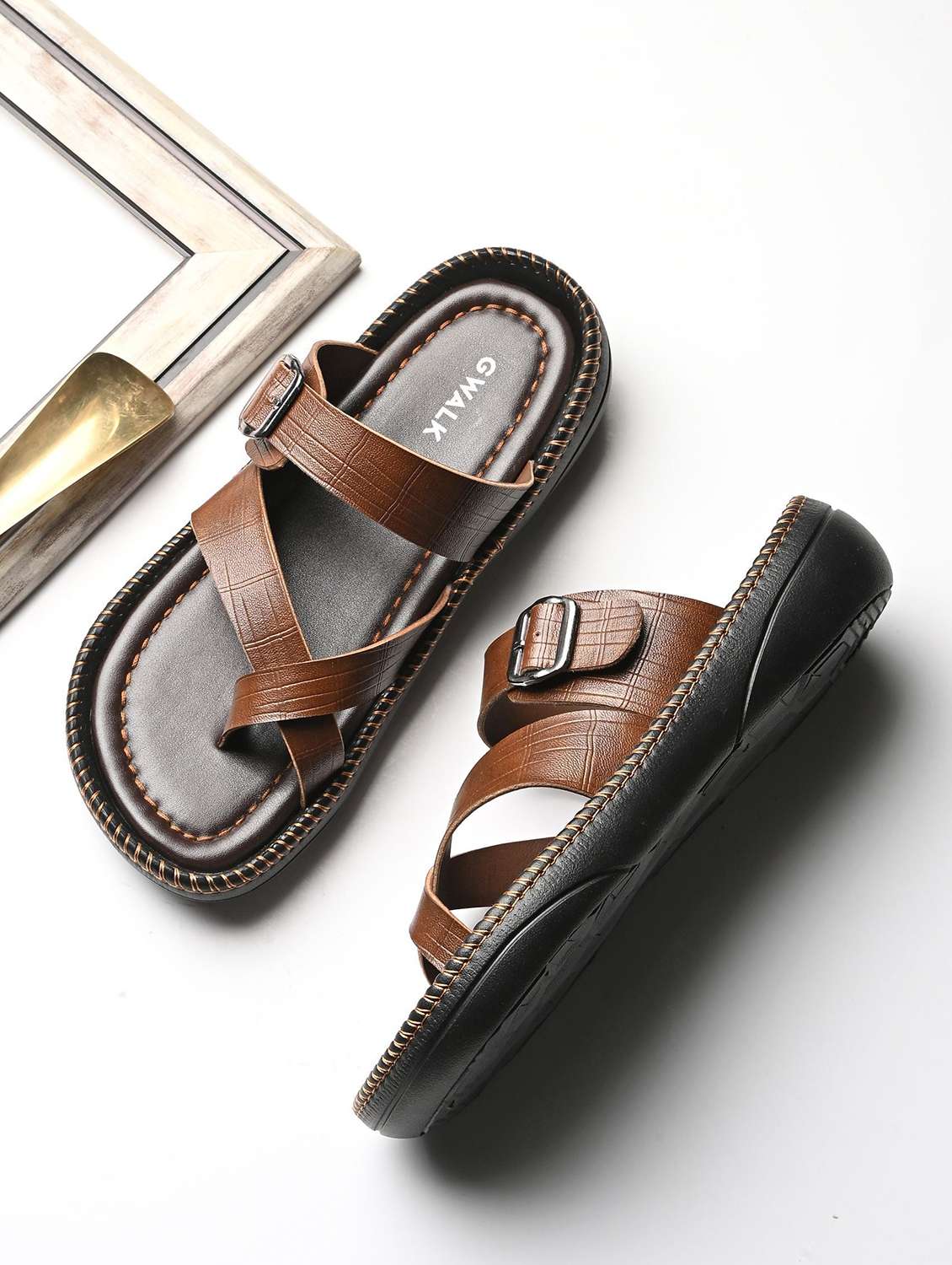 men textured toe seperator sandal